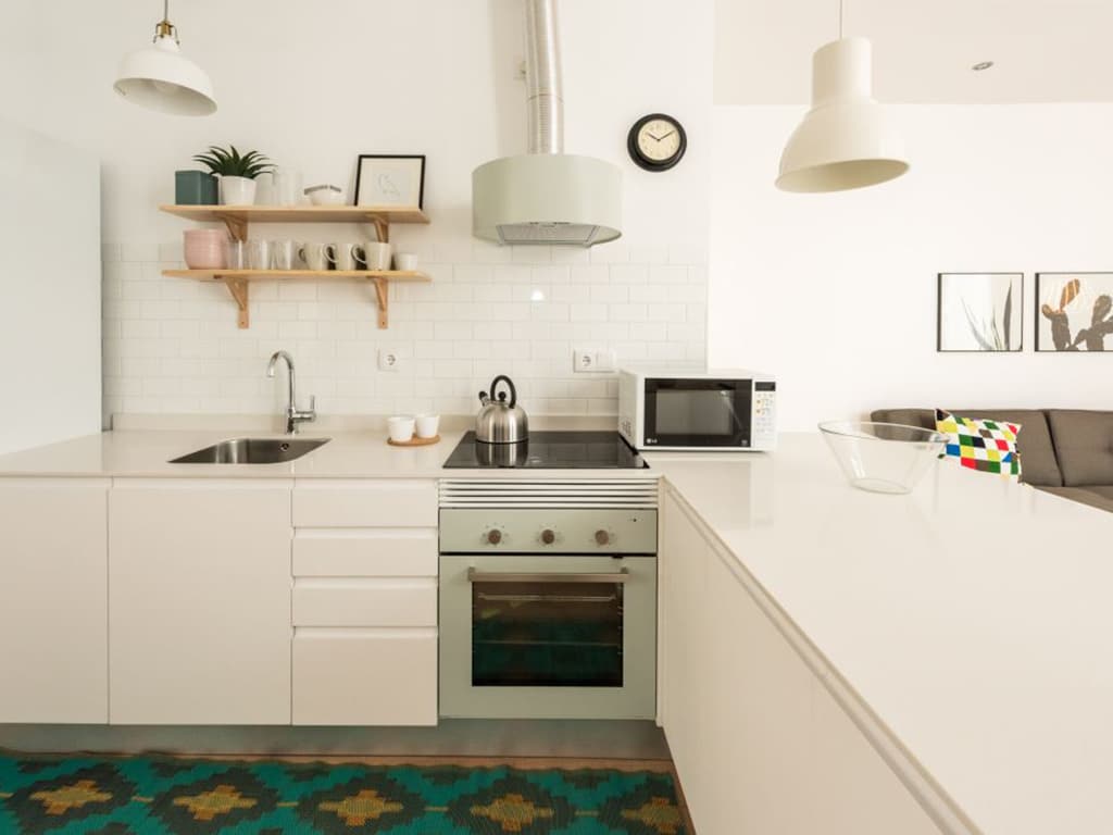 Reforma integral de una cocina en isla con muebles Dica en la urbanización  Ciudalcampo de Madrid